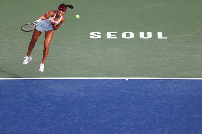 ▲ 에마 라두카누가 2022 WTA 투어 하나은행 코리아오픈에서 서브를 구사하고 있다. ⓒ연합뉴스