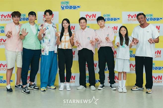 이종혁, 이준수, 이동국, 이재시, 윤민수, 윤후, 추사랑, 추성운이 23일 오전 온라인 생중계로 진행된 tvN STORY 새 예능 '이젠 날 따라와' 제작발표회에 참석해 포즈를 취하고 있다.  1세대 랜선 조카들이 아빠들을 위해 여행을 계획하는 은혜 갚기 여행 리얼리티 프로그램 '이젠 날 따라와'는 오늘(23일) 첫 방송된다. /사진제공=CJENM 2022.09.23 /사진=이동훈 기자 photoguy@
