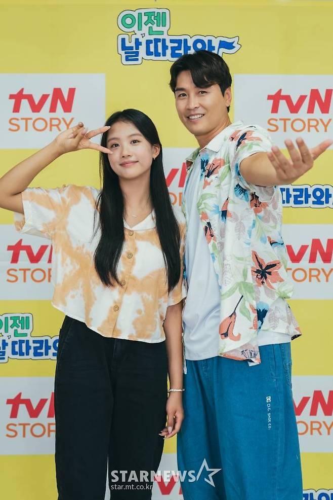 이동국, 이재시 부녀가 23일 오전 온라인 생중계로 진행된 tvN STORY 새 예능 '이젠 날 따라와' 제작발표회에 참석해 포즈를 취하고 있다.  1세대 랜선 조카들이 아빠들을 위해 여행을 계획하는 은혜 갚기 여행 리얼리티 프로그램 '이젠 날 따라와'는 오늘(23일) 첫 방송된다. /사진제공=CJENM 2022.09.23 /사진=이동훈 기자 photoguy@
