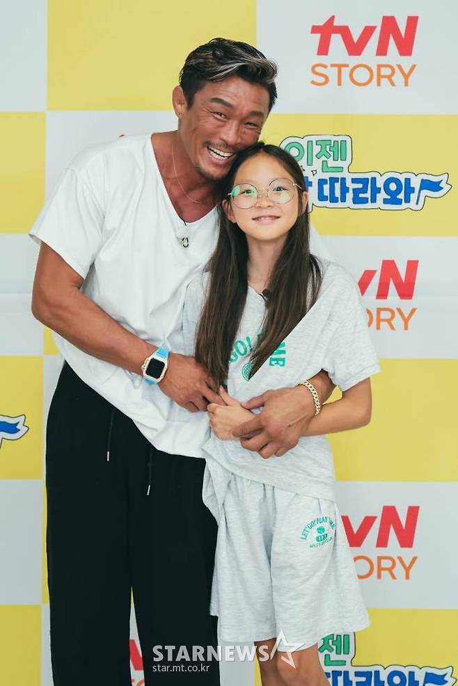 추성훈, 추사랑 부녀가 23일 오전 온라인 생중계로 진행된 tvN STORY 새 예능 '이젠 날 따라와' 제작발표회에 참석해 포즈를 취하고 있다.  1세대 랜선 조카들이 아빠들을 위해 여행을 계획하는 은혜 갚기 여행 리얼리티 프로그램 '이젠 날 따라와'는 오늘(23일) 첫 방송된다. /사진제공=CJENM 2022.09.23 /사진=이동훈 기자 photoguy@