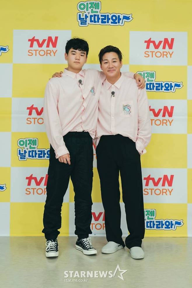 윤민수, 윤후 부자가 23일 오전 온라인 생중계로 진행된 tvN STORY 새 예능 '이젠 날 따라와' 제작발표회에 참석해 포즈를 취하고 있다.  1세대 랜선 조카들이 아빠들을 위해 여행을 계획하는 은혜 갚기 여행 리얼리티 프로그램 '이젠 날 따라와'는 오늘(23일) 첫 방송된다. /사진제공=CJENM 2022.09.23 /사진=이동훈 기자 photoguy@