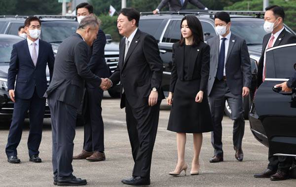 윤석열 대통령과 김건희 여사가 9월 18일 오전 미국 뉴욕에서 열리는 제77차 유엔총회에 참석하기 위해 경기도 성남 서울공항에서 공군 1호기에 탑승하기 전 환송나온 이상민 행안부 장관과 인사하고 있다. / 대통령실 사진기자단