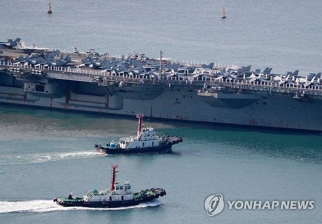 부산 찾은 미 핵 추진 항공모함 (부산=연합뉴스) 손형주 기자 = 23일 오전 미국 핵 추진 항공모함 로널드 레이건호(CVN-76)가 부산작전기지에 입항하고 있다. 레이건호를 포함한 미 항모강습단은 한미 양국 해군 간 우호협력 강화와 연합 해상훈련 참가를 위해 입항했다. 10만t급의 레이건호는 2003년 취역해 슈퍼호넷(F/A-18) 전투기, 공중조기경보기(E-2D)를 비롯한 각종 항공기 80여 대를 탑재하고 다녀 '떠다니는 군사기지'로 불린다. 2022.9.23 handbrother@yna.co.kr