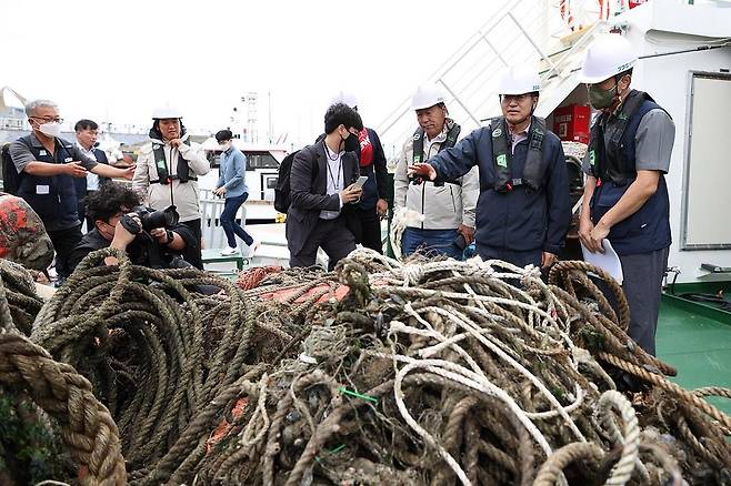 해양쓰레기 수거현장 방문한 김동연 (수원=연합뉴스) 23일 오전 화성시 전곡항 일대에서 김동연 경기도지사가 경기청정호에 승선해 해양 침적폐기물 수거 및 운반 현장을 살펴보고 있다. 2022.9.23 [경기도 제공. 재판매 및 DB 금지] ktkim@yna.co.kr(끝)