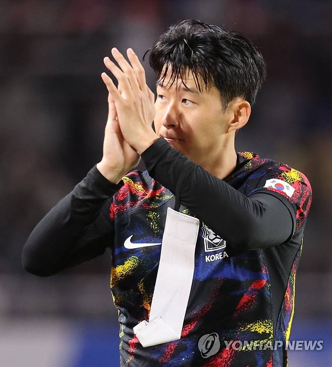 팬들에게 인사하는 손흥민 (고양=연합뉴스) 서대연 기자 = 23일 고양종합운동장에서 열린 한국과 코스타리카 축구 대표팀 평가전에서 2-2 동점으로 경기를 마무리한 손흥민이 팬들에게 인사하고 있다. 2022.9.23 dwise@yna.co.kr