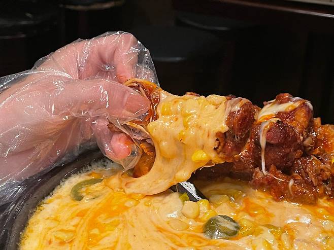 치즈 안에는 옥수수콘과 할라피뇨 등이 들어가 있다. (사진=송혜수 기자)