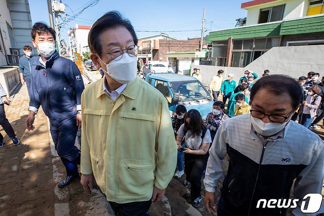 이재명 더불어민주당 대표가 7일 경북 포항시 남구 대송면을 찾아 태풍 '힌남노' 피해지역을 둘러보고 있다. 2022.9.7/뉴스1 ⓒ News1 유승관 기자