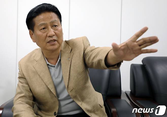 지난 21일 오후 광주 서구 5·18기념문화센터에서 만난 최필호씨(63)가 80년 5월 당시 자신의 경험을 털어놓고 있다. 2022.9.24/뉴스1