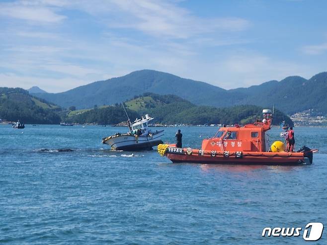 24일 오전 9시30분쯤 경남 사천 앞바다에서 2.65톤급 연안복합어선이 암초에 좌초돼 해경이  승선원을 구조하고 있다.(사천해경 제공)