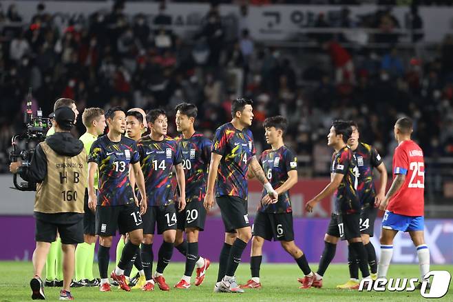 대한민국 축구국가대표팀 선수들이 23일 오후 경기 고양종합운동장에서 열린 코스타리카와의 친선경기에서 2대 2 무승부로 경기를 마친뒤 아쉬워하고 있다. 2022.9.23/뉴스1 ⓒ News1 이광호 기자