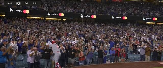 푸홀스가 700홈런을 치고 홈인한 직후 백스톱으로 달려가 맨앞에서 응원 중이던 벨트레와 하이파이브를 하고 있다. 사진=MLB.TV 캡처