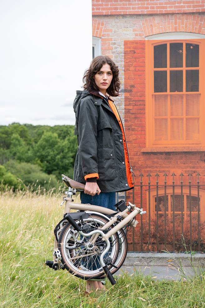 사진 : 바버(Barbour) X 브롬튼(Brompton), 22FW바버 X 브롬튼 컬렉션 ⓒBarbour
