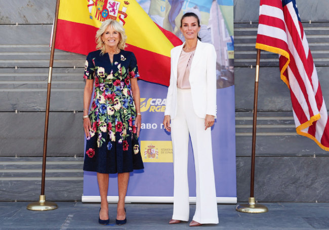 6월 나토 정상회의 참석 차 스페인 방문 당시 레티시아 왕비와 함께. 질 여사의 드레스는 오스카드라렌타의 제품이다.