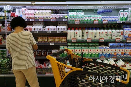 추석을 앞두고 밥상 물가에 비상이 걸렸다. 통계청 국가통계포털(KOSIS)에 따르면 7월 식료품 및 비주류 음료 물가지수는 113.12(2020년=100)로 1년 전보다 8.0% 올랐다. 식품 물가는 지난해 2월 이후 1년 5개월 만에 가장 큰 폭으로 상승했다. 특히 식용 유지(34.7%) 등 가공식품과 채소·해조류(24.4%) 등 신선식품 물가가 크게 올랐다. 7일 서울 시내 한 대형마트를 찾은 시민들이 장을 보고 있다. /문호남 기자 munonam@