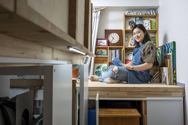 집 곳곳에 모호연씨의 손길을 거쳐 탄생한 가구들이 즐비했다. 사진 속 계단, 책장 등은 모두 모호연씨가 벙커 침대를 해체한 후 재조립해 새 기능을 찾게 된 가구들. /이신영 영상미디어 기자