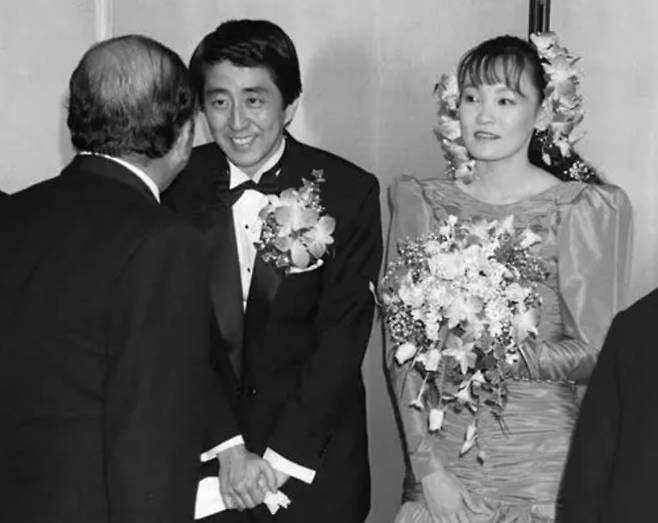 1987년 아베신조 전 총리와 아키에 여사 /야후재팬
