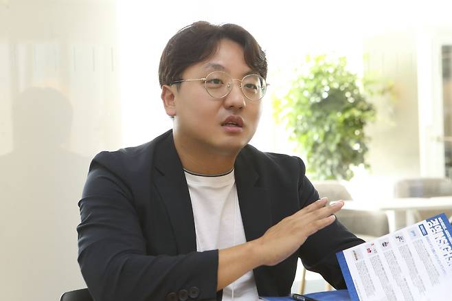 김관성 KT Y컬처팀장이 23일 조선비즈와의 인터뷰에서 블루보드에 대한 설명을 하고 있다. /KT 제공