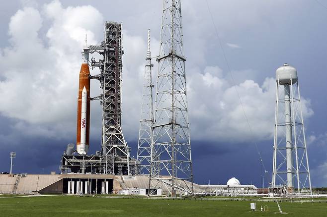 미국의 달 복귀 계획인 '아르테미스(Artemis) 프로그램'의 첫 무인 비행 임무(Artemis 1)에 나서는 초대형 로켓 '우주발사시스템'(SLS)이 25일(현지시간) 유인 캡슐 '오리온'을 탑재하고 플로리다주 케이프커내버럴 케네디우주센터의 39B 발사대에 세워져 있다. / 연합뉴스