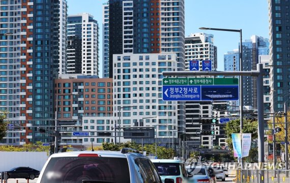 세종과 인천 일부 지역이 투기과열지구에서 해제됐다. 집값 불안 우려가 남아있어 조정대상지역으로는 유지된다. 경기 안성·평택·양주·파주·동두천 등 수도권 외곽 5개 지역은 조정대상지역에서 해제된다. 사진은 세종 시내 아파트 단지 모습. /연합뉴스