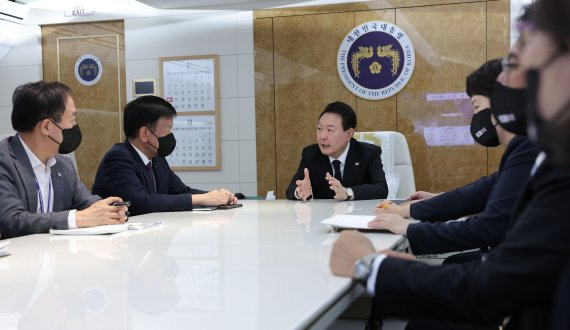 5박7일 일정으로 영국, 미국, 캐나다 순방에 나선 윤석열 대통령이 지난 18일(현지시간) 영국 런던으로 향하는 공군 1호기에서 기내회의를 주재하고 있다. 연합뉴스