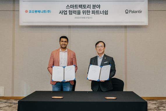 이진용 코오롱베니트 대표이사(오른쪽)와 샴 샹카 팔란티어 최고운영책임자가 '스마트팩토리 사업 협력을 위한 파트너십'을 체결하고 기념 사진을 촬영하고 있다. 코오롱베니트 제공