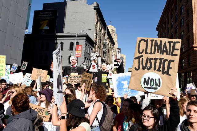 2019년 9월 20일(현지시간) 미국 샌프란시스코에서 기후위기 시위에 참가한 시민들이 행진하고 있다. 로이터 연합뉴스