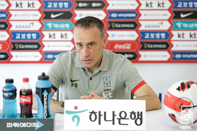 한국 남자 축구대표팀을 이끄는 파울루 벤투 감독이 코스타리카와 평가전을 하루 앞둔 22일 온라인으로 진행된 기자회견을 하고 있다. 대한축구협회 제공