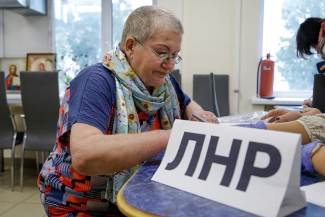 우크라이나 루한스크주에 거주하는 한 주민이 23일 루한스크의 러시아 영토 병합 찬반 여부를 묻는 투표에 참여하고 있다. 이날 러시아는 루한스크 등 우크라이나 점령지 4곳에서 일제히 영토 병합 투표를 시작했다. 벨고로드=타스 연합뉴스