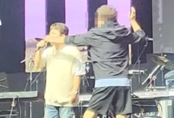 지난 22일 가수 허각이 포항대학교에서 열린 기념 음악회에서 노래를 부르다가 취객에게 봉변을 당했다. 유튜브 영상 캡처