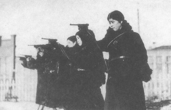 사격 훈련받는 일본 무장이민단의 부인들. 1935년 겨울 소련 접경지역 만주리(滿洲里). [사진 김명호]