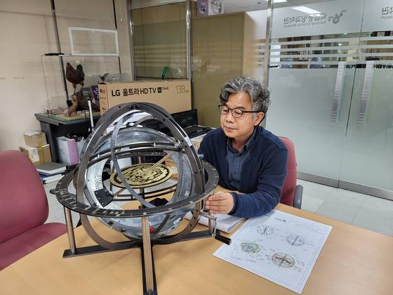 윤용현 박사가 국립중앙과학관 연구실에서 천문관측기구인 혼천의를 설명하고 있다. 김성태 객원기자