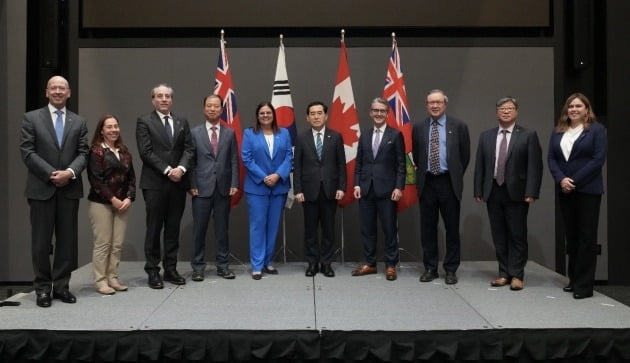 이창양(왼쪽 여섯째) 산업통상자원부 장관과 김동수(네 번째) LG에너지솔루션 전무가 캐나다 광물업체 경영진들과 원자재 업무 협약을 맺은 뒤 기념 촬영을 하고 있다. 사진=LG에너지솔루션 제공