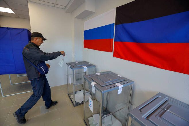 24일(현지시간) 우크라이나 마리우폴에 있는 한 투표소에서 러시아 영토 편입 주민투표가 진행되고 있다. 투표함은 투명 플라스틱 재질로 만들어졌다. 로이터연합뉴스