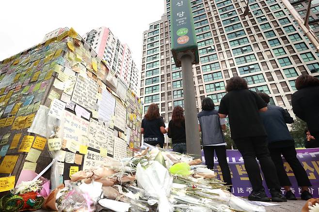 서울 중구 신당역 10번출구 앞 추모의 메시지와 꽃다발이 놓여있다. / 사진=연합뉴스