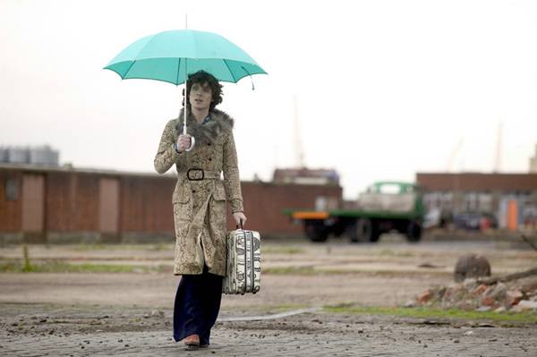 패트릭은 심각해지는 것을 경계한다. 늘 밝은 옷을 입고, 웃는다. 그렇게 하지 않으면 슬픔에 익사해버릴 것 같았기 때문이다.  [사진 제공 = 프리비젼엔터테인먼트]