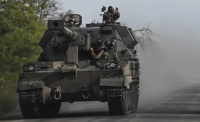 우크라이나군이  탱크를 몰고 가는 모습/AFPBBNews=뉴스1