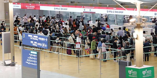 입국 전 코로나19 검사 의무가 폐지되면서 해외여행 예약이 증가하고 있는 14일 인천국제공항 1터미널 출국장에서 여행객들이 탑승 수속을 위해 기다리고 있다. [연합]