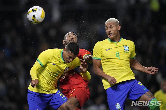 [르아브르=AP/뉴시스] 브라질의 히샬리송(오른쪽)이 24일(한국시간) 프랑스 르아브르에서 열린 가나와 평가전에서 헤더로 팀의 세 번째 골을 넣고 있다. 2022.09.24.