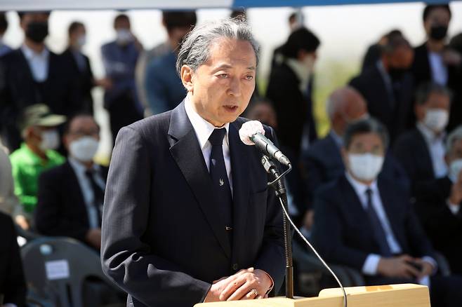 하토야마 유키오 전 일본 총리가 24일 오전 전남 진도군 고군면 왜덕산 위령제에 참석해 추모사를 하고 있다. ⓒ연합뉴스