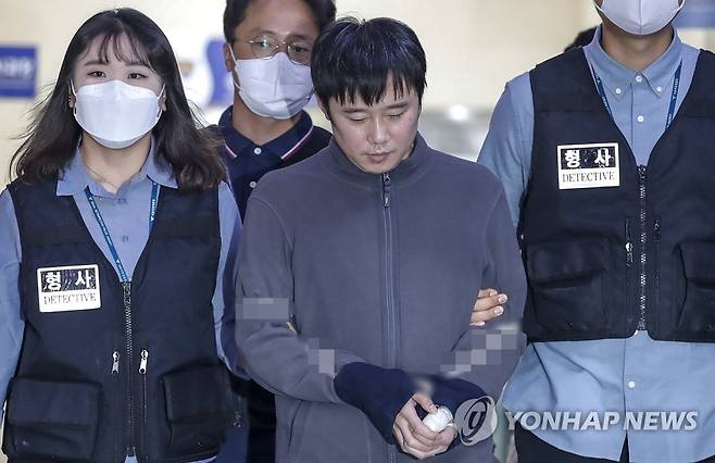 검찰로 이송되는 전주환 (서울=연합뉴스) 한상균 기자 = 21일 신당역 살해 피의자 전주환이 남대문경찰서에서 검찰로 이송되고 있다. 경찰은 신당역 여자 화장실에서 스토킹하던 20대 여성 역무원을 살해한 혐의로 구속한 전주환을 검찰로 송치했다. 2022.9.21 [공동취재] xyz@yna.co.kr