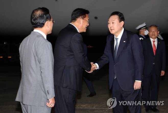 국민의힘 지도부와 악수하는 윤석열 대통령 (성남=연합뉴스) 서명곤 기자 = 윤석열 대통령이 24일 오후 영국·미국·캐나다 순방을 마치고 성남 서울공항에 도착해 국민의힘 정진석 비상대책위원장, 주호영 원내대표와 악수하고 있다.  2022.9.24 seephoto@yna.co.kr