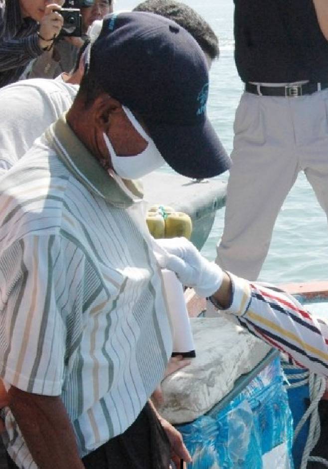 보성 어부 살인 사건 범인 오종근이 체포 직후 자신의 배에서 현장검증을 하고 있다. (사진=연합뉴스)