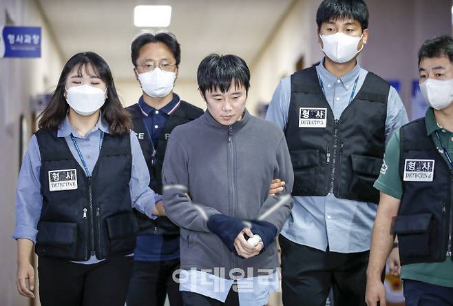 ‘신당역 스토킹 살인 사건’ 피의자 전주환(31)이 21일 서울 중구 남대문경찰서에서 출감된 뒤 검찰로 구속 송치되고 있다. 전주환은 지난 14일 서울 지하철 2호선 신당역 내부 화장실에서 자신과 서울교통공사 입사 동기였던 역무원 A(28)씨에게 흉기를 휘둘러 살해한 혐의를 받고 있다.(사진=이영훈 기자)