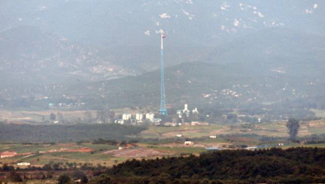 북한이 미국 핵 추진 항공모함 부산 입항에 이어 동해에서 예정된 한미 해상 연합훈련에 대한 반발성 무력시위로 단거리 탄도미사일 1발을 동해로 발사한 25일 경기도 파주 오두산전망대에서 바라본 북한 황해북도 개풍군 지역이 고요하다. (사진=연합뉴스)