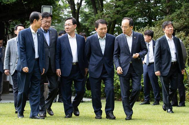 한덕수 국무총리와 국민의힘 정진석 비상대책위원장, 주호영 원내대표가 25일 서울 종로구 총리공관에서 열리는 제4차 고위당정협의회에 앞서 기념촬영을 위해 이동하고 있다. (왼쪽부터) 한 총리, 국민의힘 정진석 비상대책위원장, 주호영 원내대표, 성일종 정책위의장, 추경호 부총리 겸 기획재정부 장관. 오른쪽은 김대기 대통령비서실장. (사진=국회사진기자단)