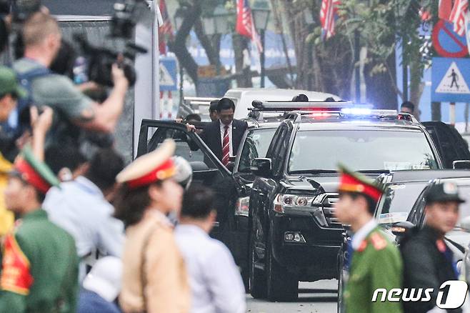 지난 2019년 2월28일 김정은 북한 노동당 총비서가 탄 차량이 2차 북미 정상회담장인 베트남 하노이 메트로폴 호텔을 빠져 나가고 있다. 2019.2.28/뉴스1 ⓒ News1 성동훈 기자