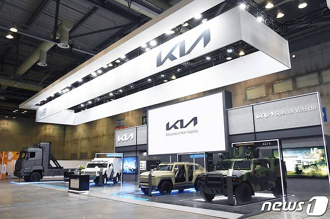 기아가 오는 25일까지 경기도 킨텍스에서 열리는 ‘대한민국 방위산업전(DX KOREA 2022)'에 참가해 방산 기술 및 제품의 우수성을 선보인다고 21일 밝혔다. 사진은 기아 무기체계관 전경. (기아 제공) 2022.9.21/뉴스1