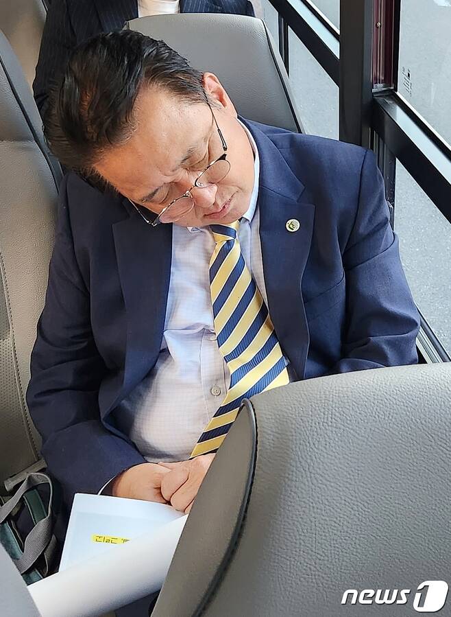 김영환 충북지사가 출근길 버스에서 토막잠을 자고 있다.(윤홍창 충북도 대변인 페이스북 캡처)/뉴스1
