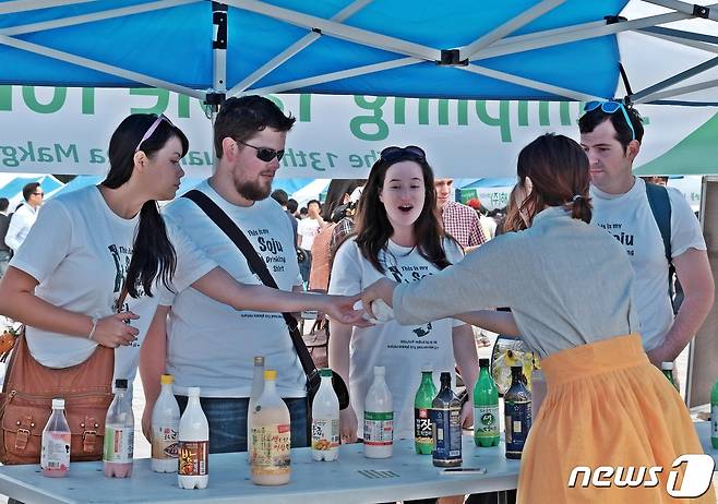 지난 제19회 대한민국막걸리축제에서 외국인들이 막걸리를 시음하고 있다. (막걸리축제위원회 제공)