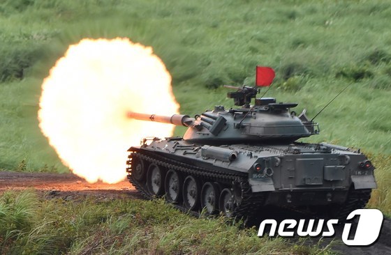 일본 육상 자위대 소속의 TYPE-74식 전차가 연례 훈련에서 포를 쏘고 있는 사진은 지난 8월 18일 촬영된 것이다. ⓒ AFP=뉴스1 ⓒ News1 최종일 기자